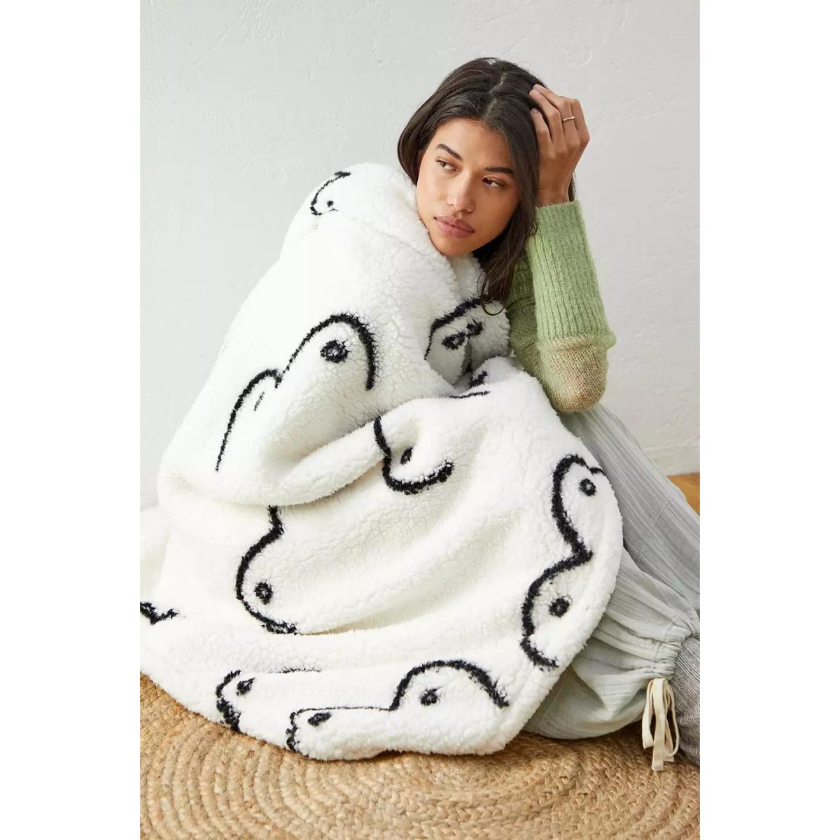 Urban Outfitters Boobs Printed Fleece Blanket - Black/White ALL – image 3