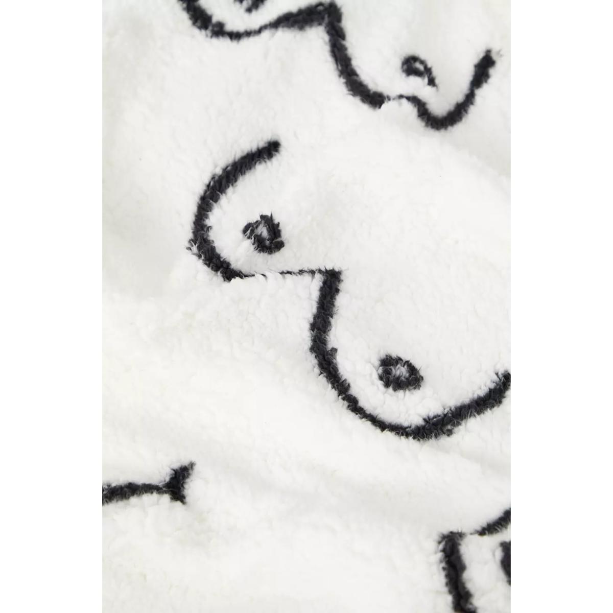 Urban Outfitters Boobs Printed Fleece Blanket - Black/White ALL – image 4