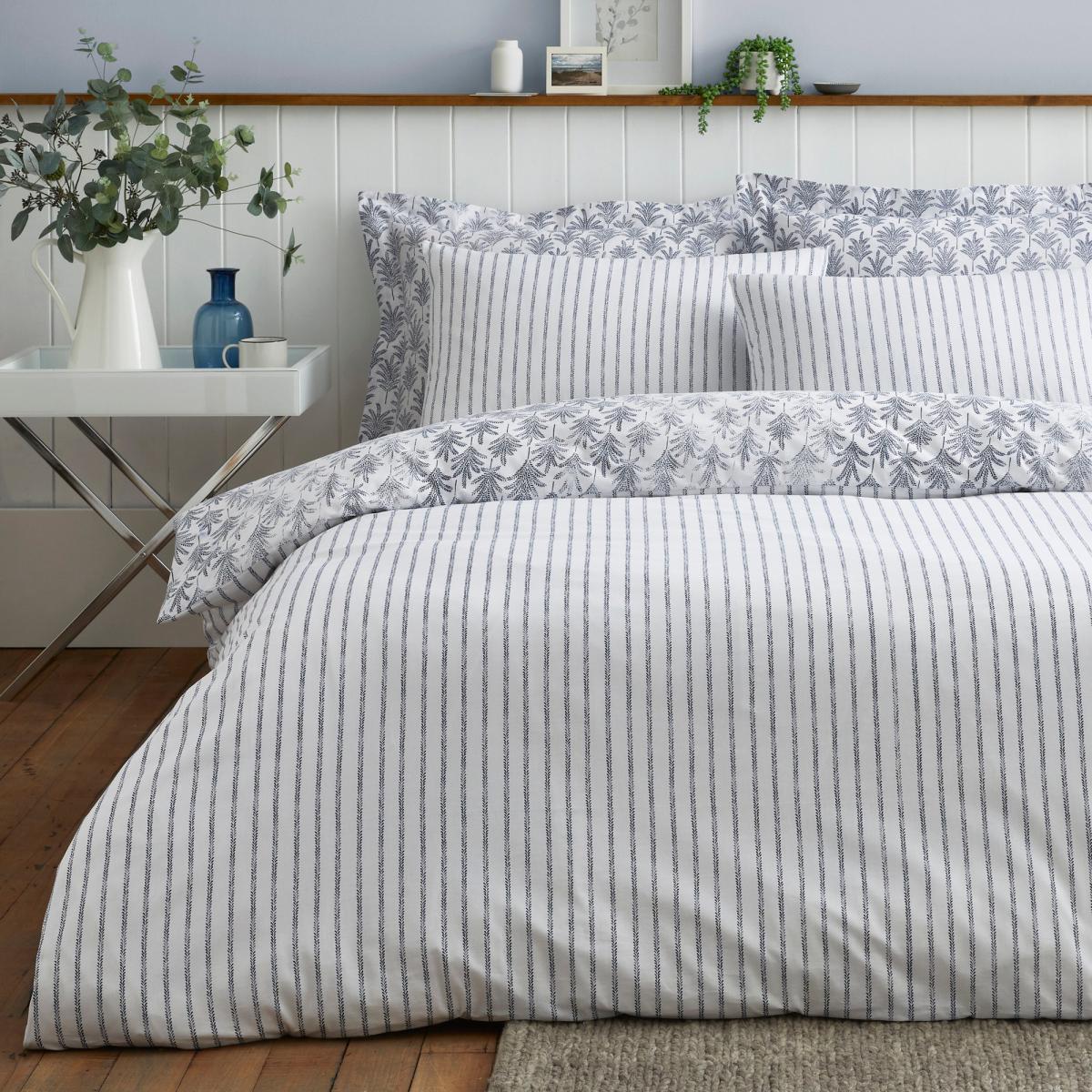 Marina Navy 100% Cotton Reversible Duvet Cover and Pillowcase Set Navy Blue and White – image 3