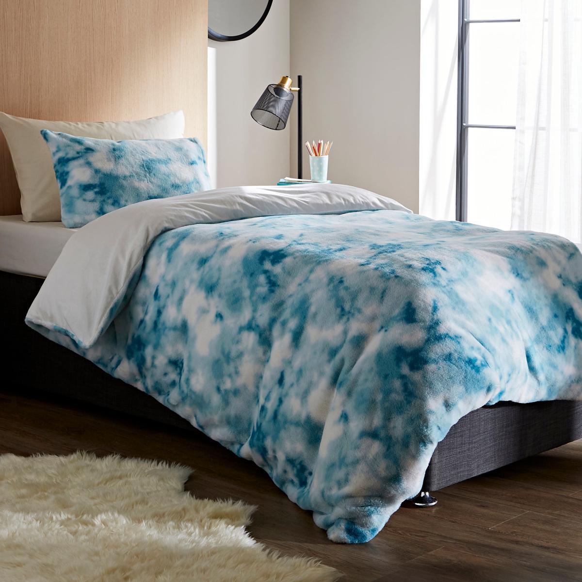 Blue Tie Dye Ombre Faux Fur Duvet Cover and Pillowcase Set Blue/White – image 2