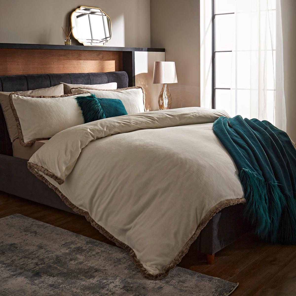 Plush Faux Fur Trim White Duvet Cover and Pillowcase Set White – image 2