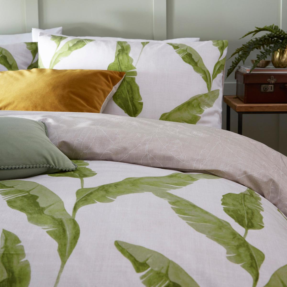 Furn. Plantain Leaf Green Reversible Duvet Cover and Pillowcase Set White and Green – image 3