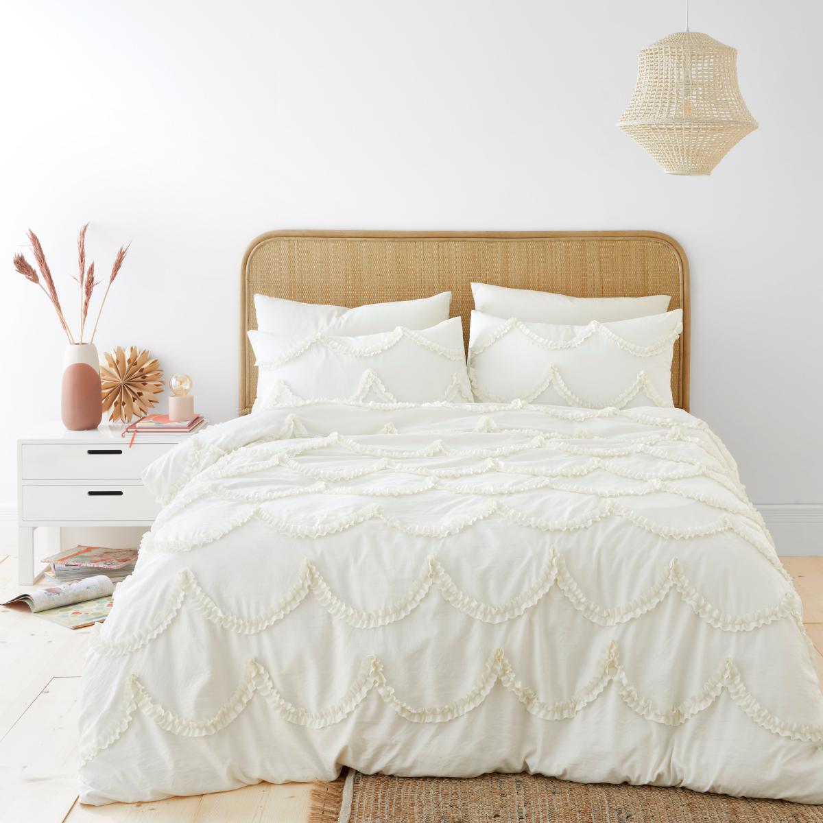 Scallop Ruffle Duvet Cover and Pillowcase Set Ivory – image 1