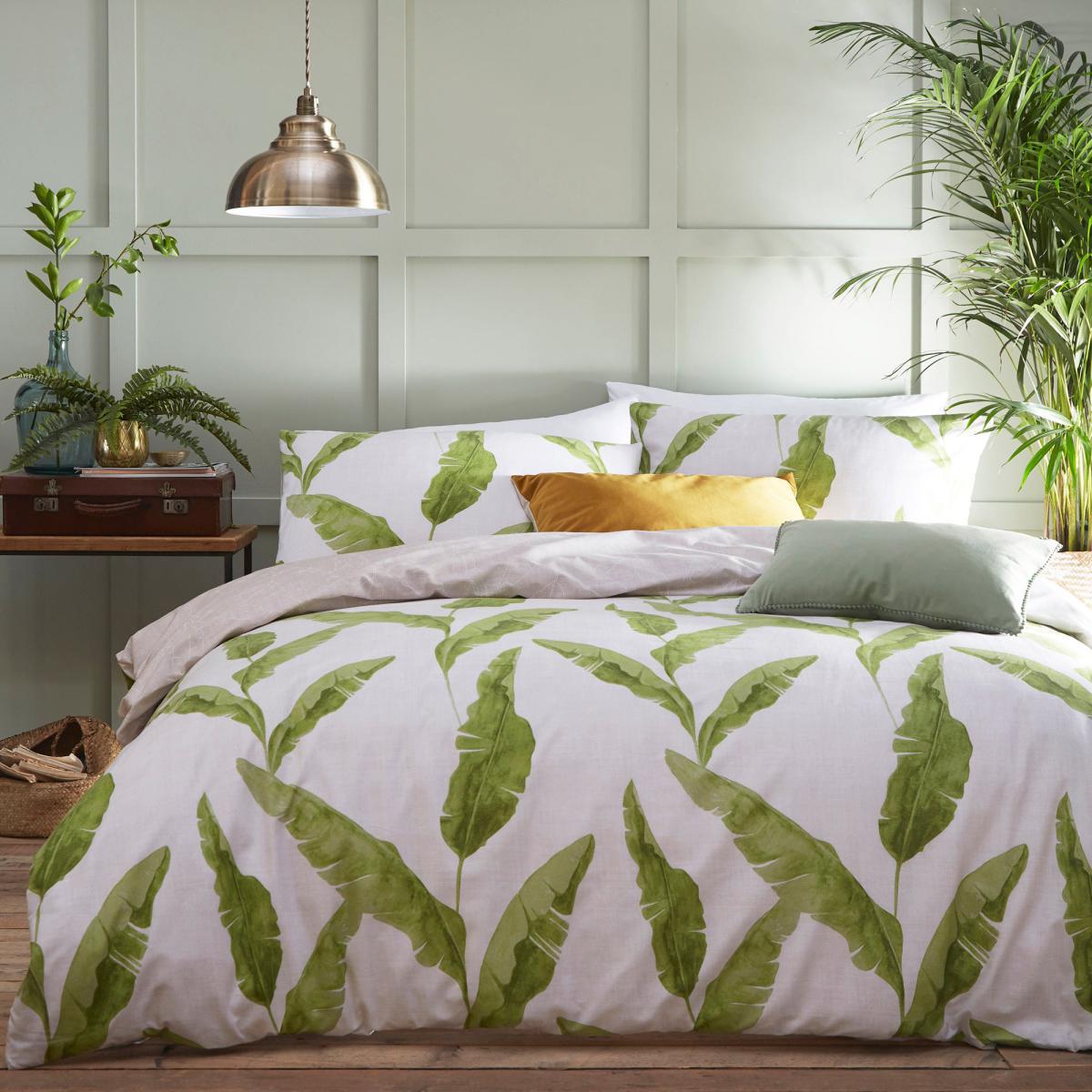 Furn. Plantain Leaf Green Reversible Duvet Cover and Pillowcase Set White and Green – image 1