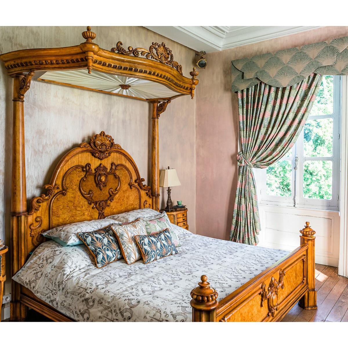 Le Chateau des Animaux Print Natural Bedding Set – image 4