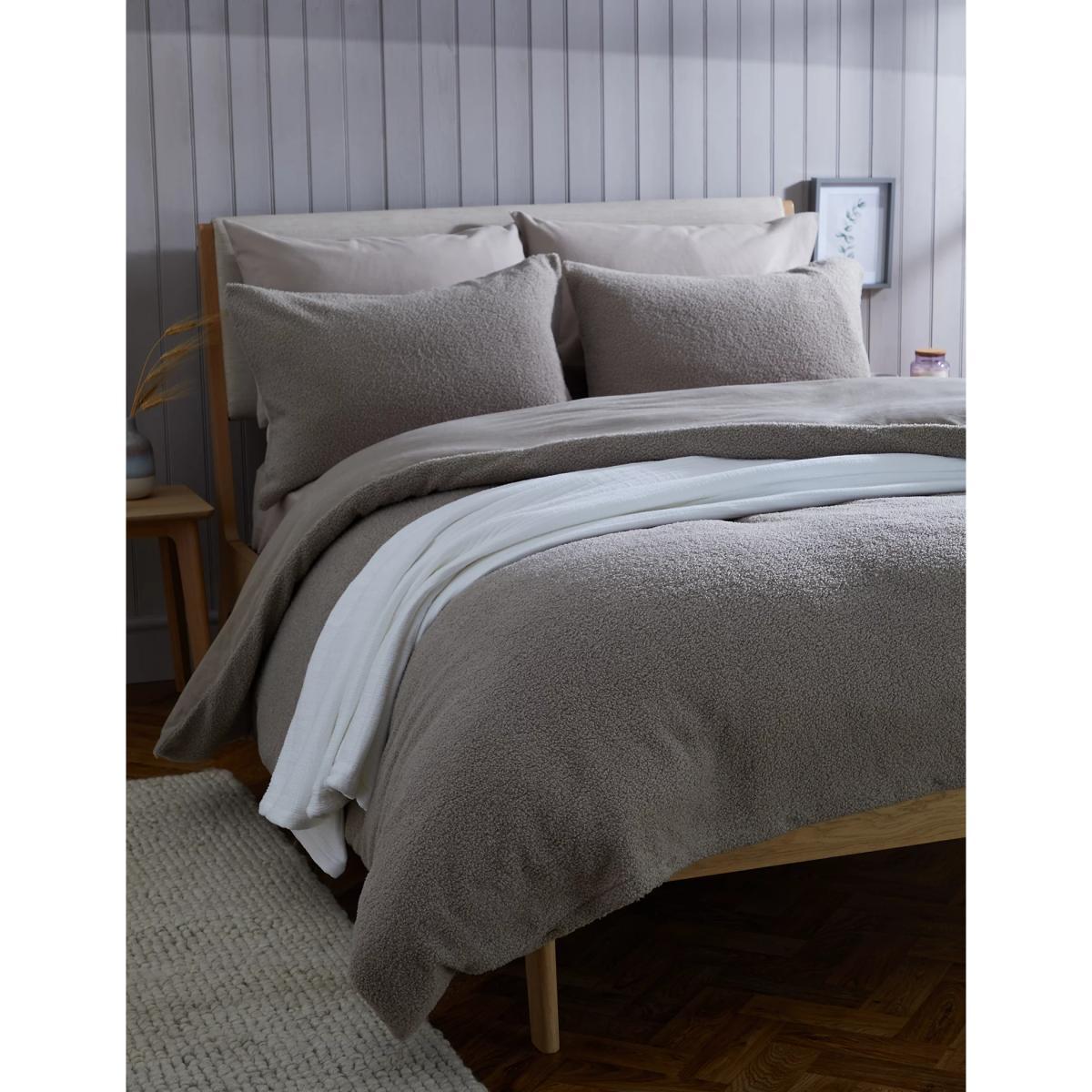 M&S Curly Teddy Fleece Bedding Set - 6FT - Caramel, Grey,Caramel – image 4