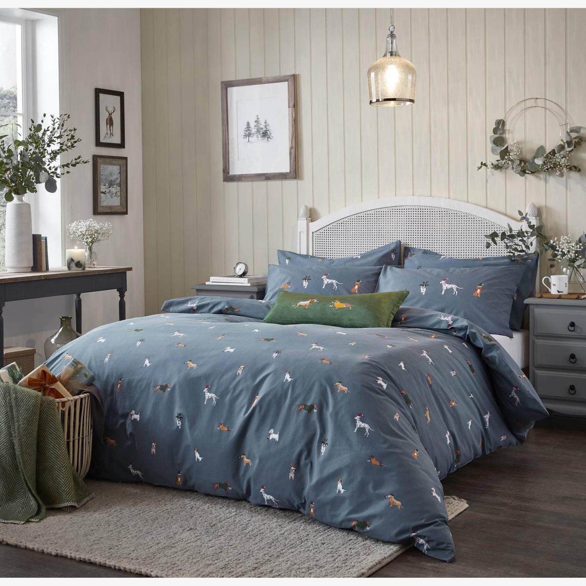 Christmas Dogs Bedding in Midnight Blue By Sophie Allport – image 1