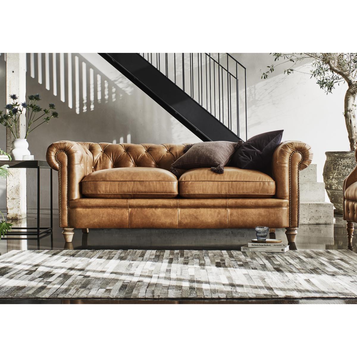 Alexander and James - Chesterfield Collection Ralph 4 Seater Leather Sofa - Original with Studs - Oak Feet – image 2