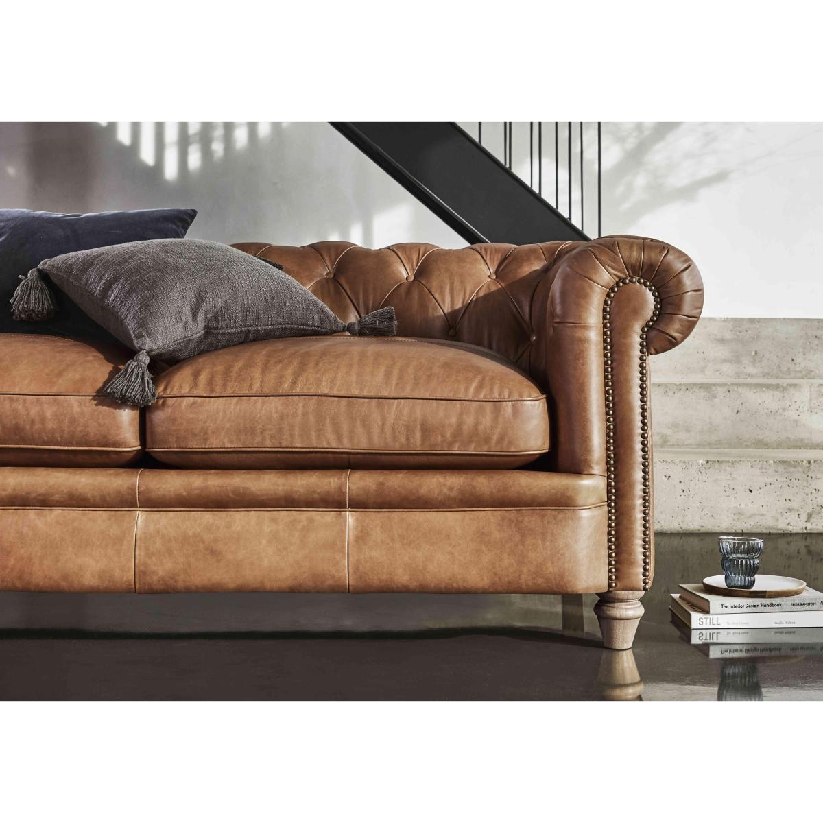 Alexander and James - Chesterfield Collection Ralph 4 Seater Leather Sofa - Original with Studs - Oak Feet – image 3