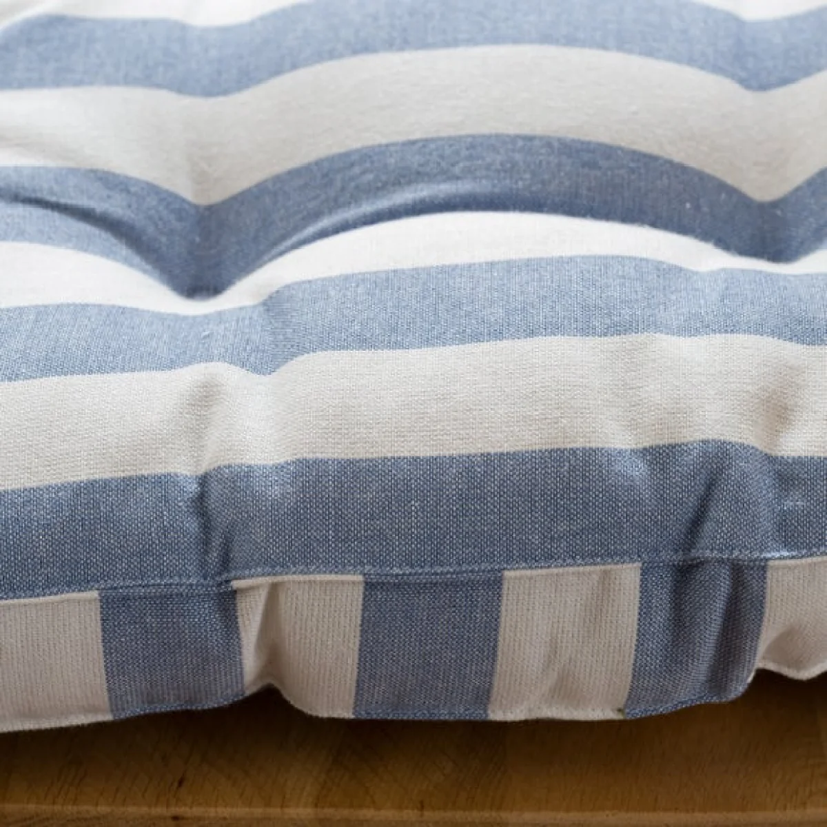 Round Back Striped Seat Pad – image 3