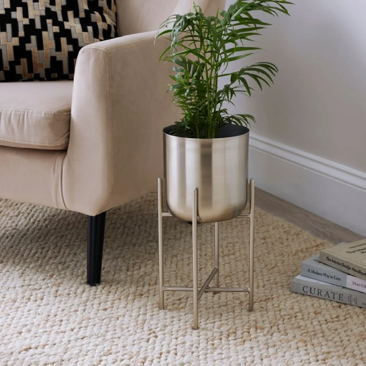 Curved Metal Plant Pot with Stand – image 2