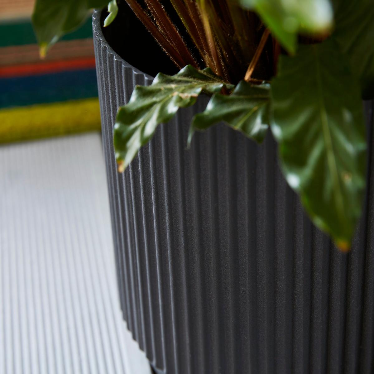 Black Vertical Rib Plastic Pot Small Black – image 2