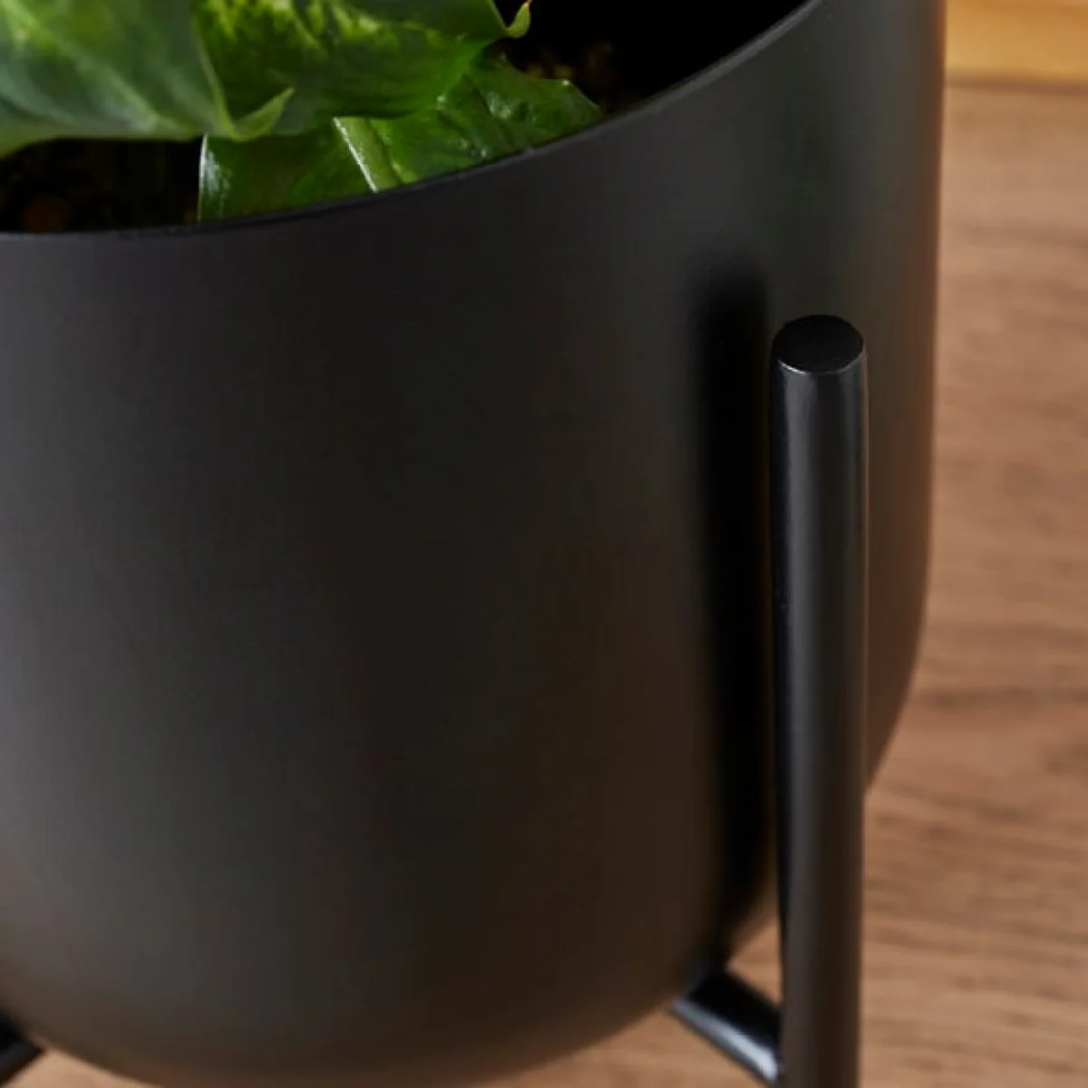 Curved Metal Plant Pot with Stand – image 2