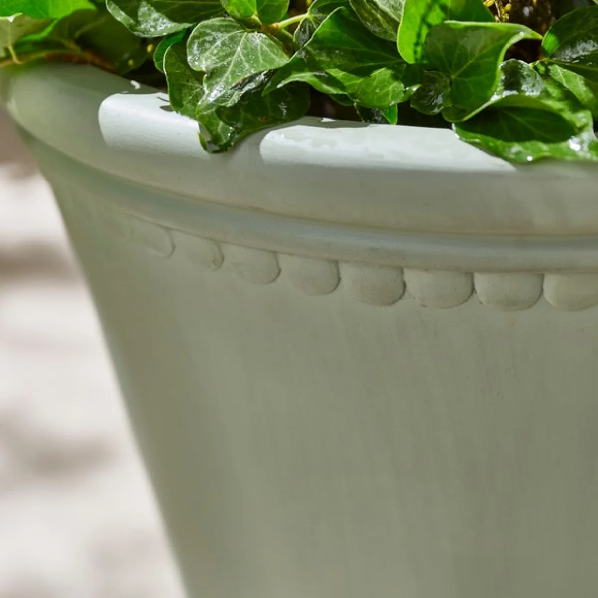 Scalloped Edge Smooth Fibre Clay Plant Pot – image 2