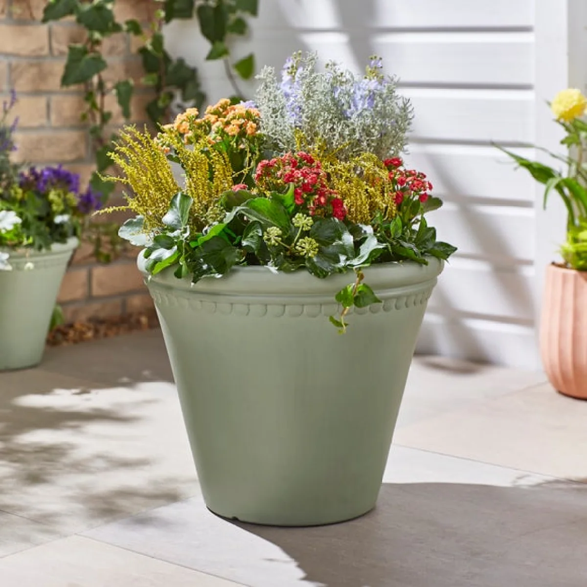 Scalloped Edge Smooth Fibre Clay Plant Pot – image 1