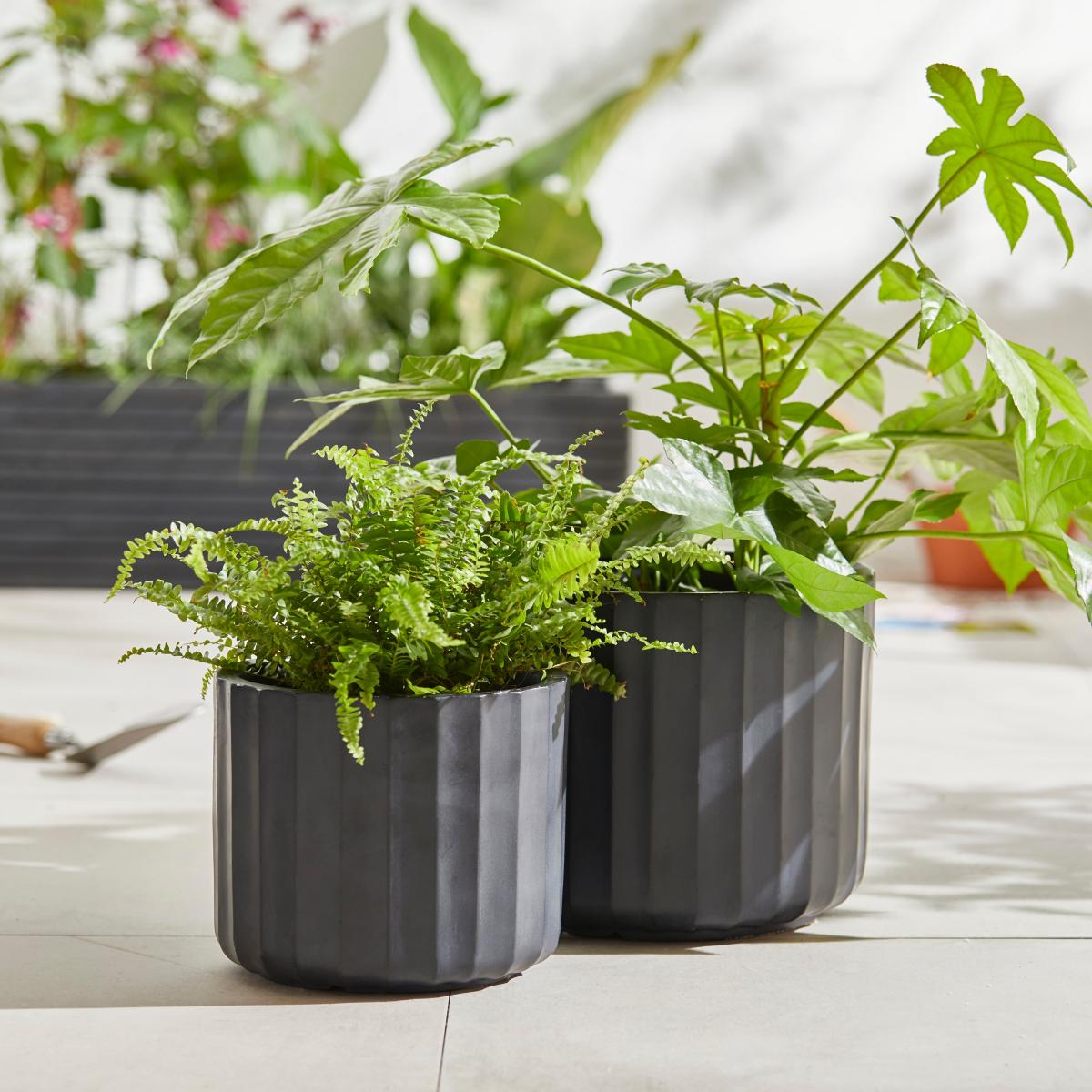 Small Fibre Clay Black Vertical Ribbed Pot Black – image 2