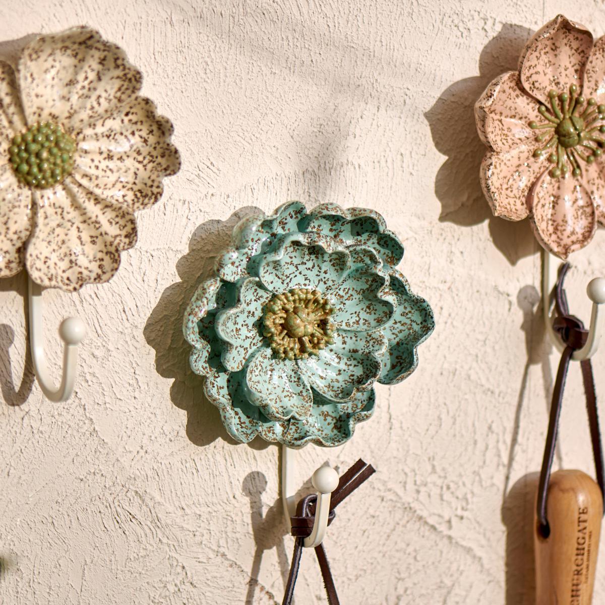 Set of 3 Resin Flower Outdoor Wall Hanging Hooks MultiColoured – image 2