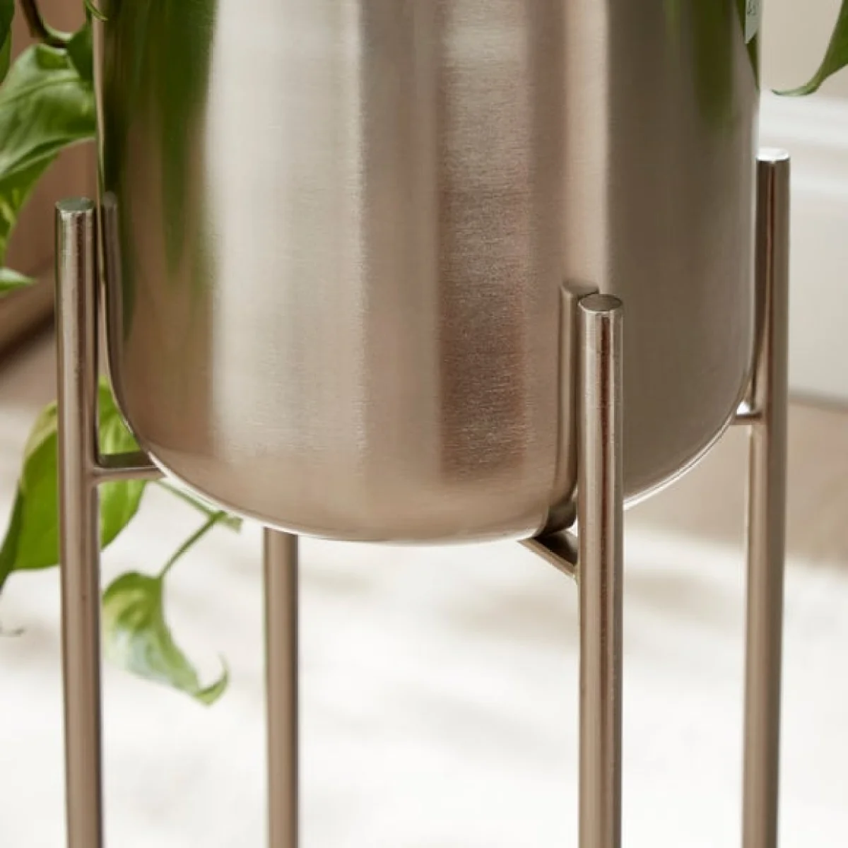 Curved Metal Plant Pot with Stand – image 2