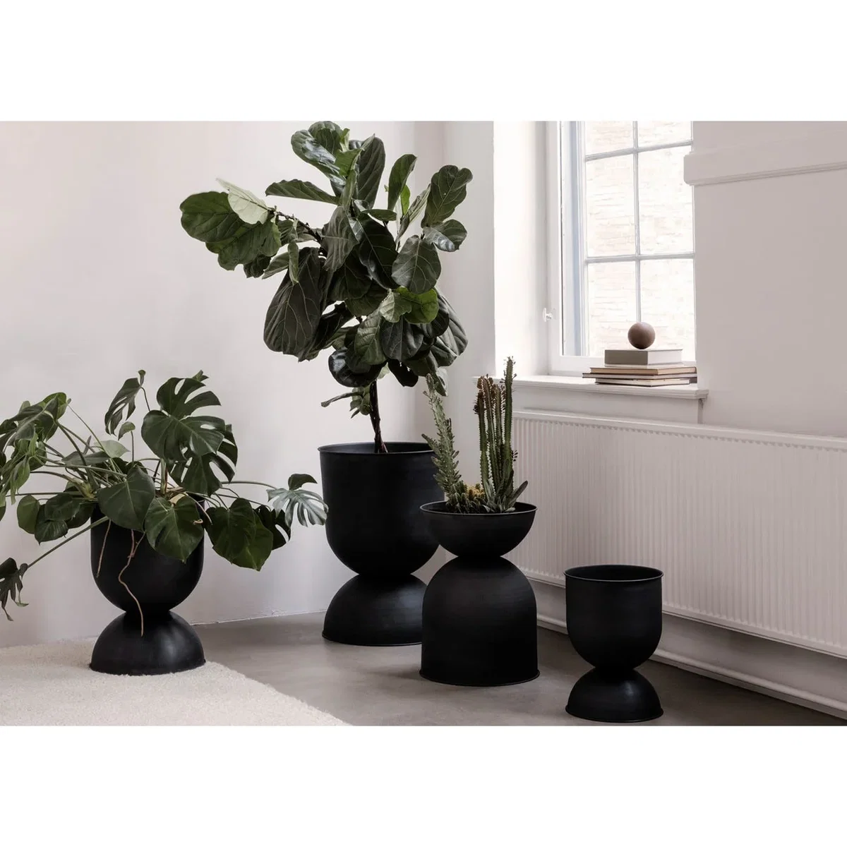 Heal's Hourglass Plant Pot Medium – image 3
