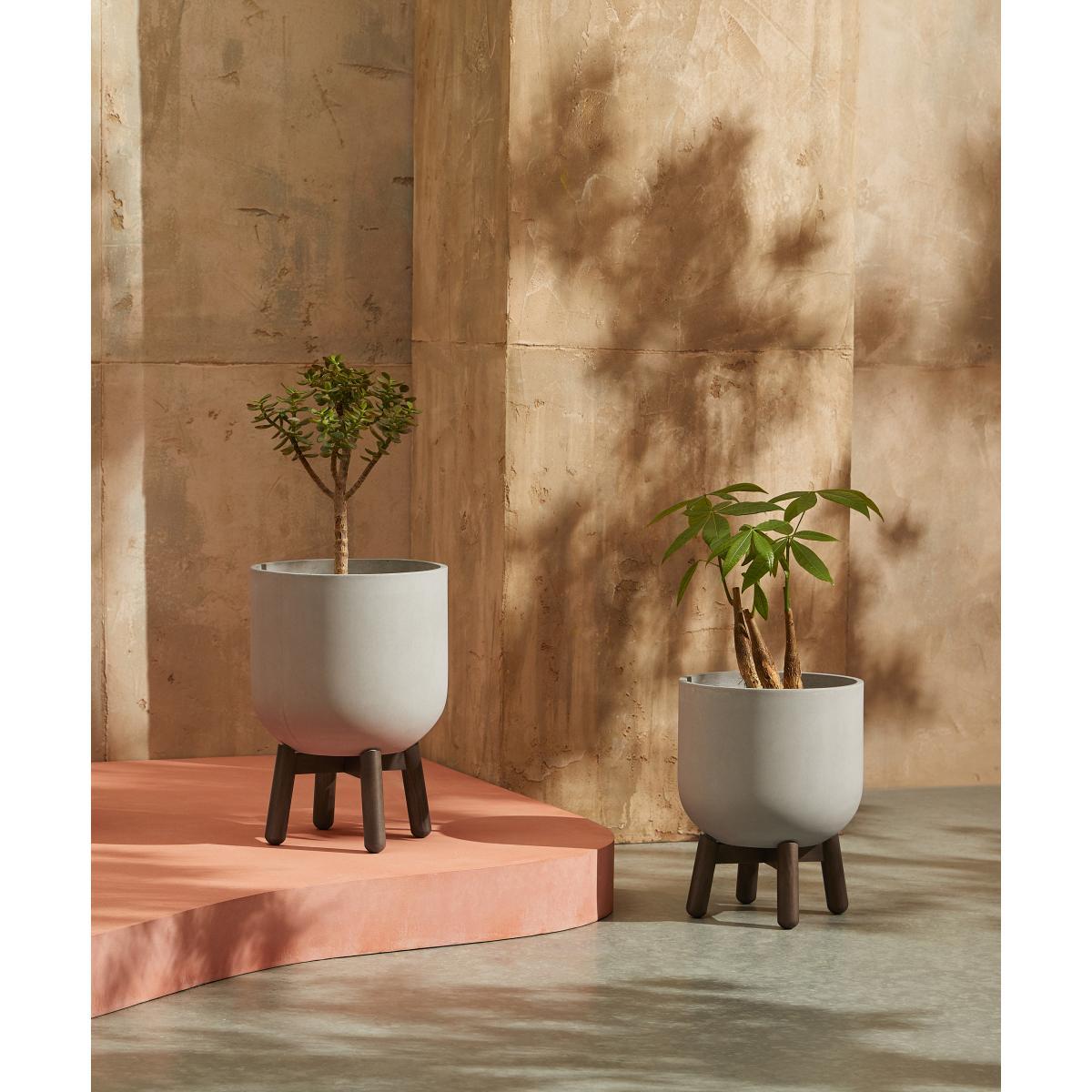 Jouko Set of 2 Fibre Cement Plant Pots With Rubberwood Legs, Concrete & Walnut – image 3
