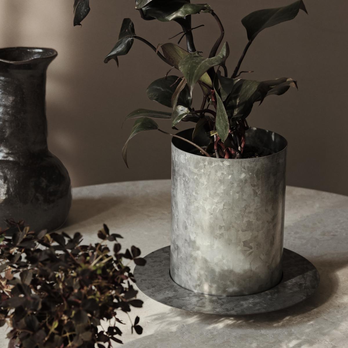 Auran Small Flower-pot holder metal / Ø 25 x H 21 cm - Ferm Living – image 2