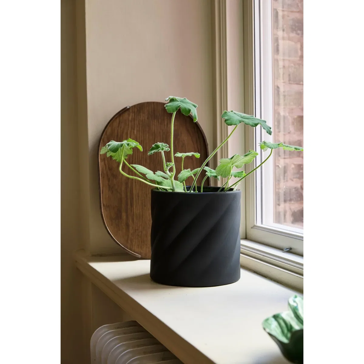 Cooee Design Twist plant pot Black medium Ø19 cm – image 3