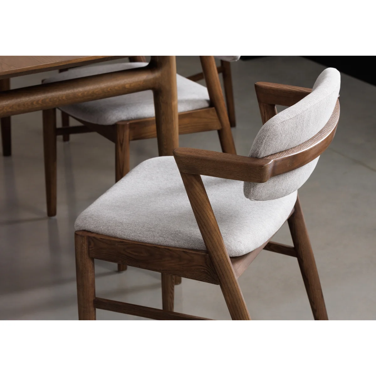 G Plan - Marlow Extending Dining Table with 4 Dining Arm Chairs – image 5