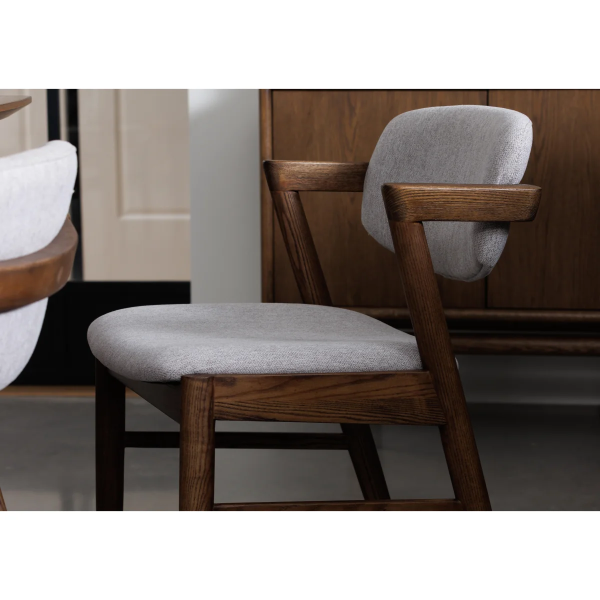 G Plan - Marlow Extending Dining Table with 4 Dining Arm Chairs – image 6