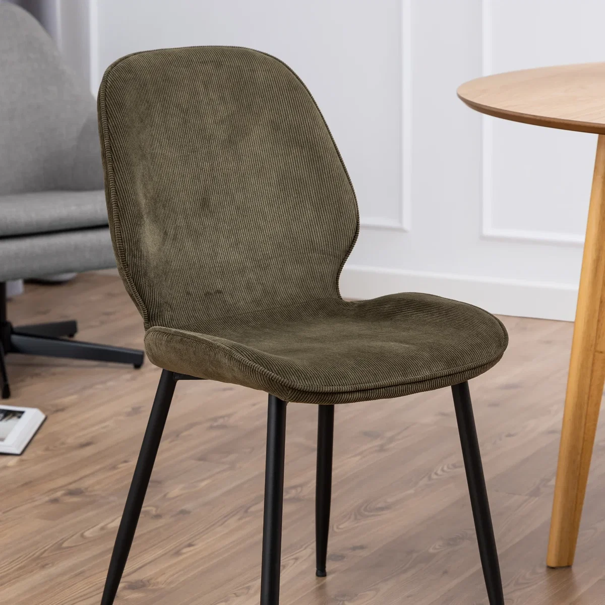 Nagano Round Dining Table in Oak 120cm includes 4 Femke Dining Chairs in Olive Green - Oak & Olive Green – image 3