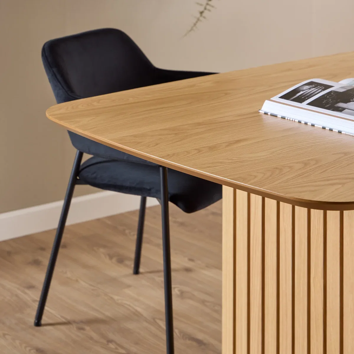 Christo Dining Table in Oak 220x105cm including 6 Lima Dining Chairs with Armrest in Black - Oak – image 7