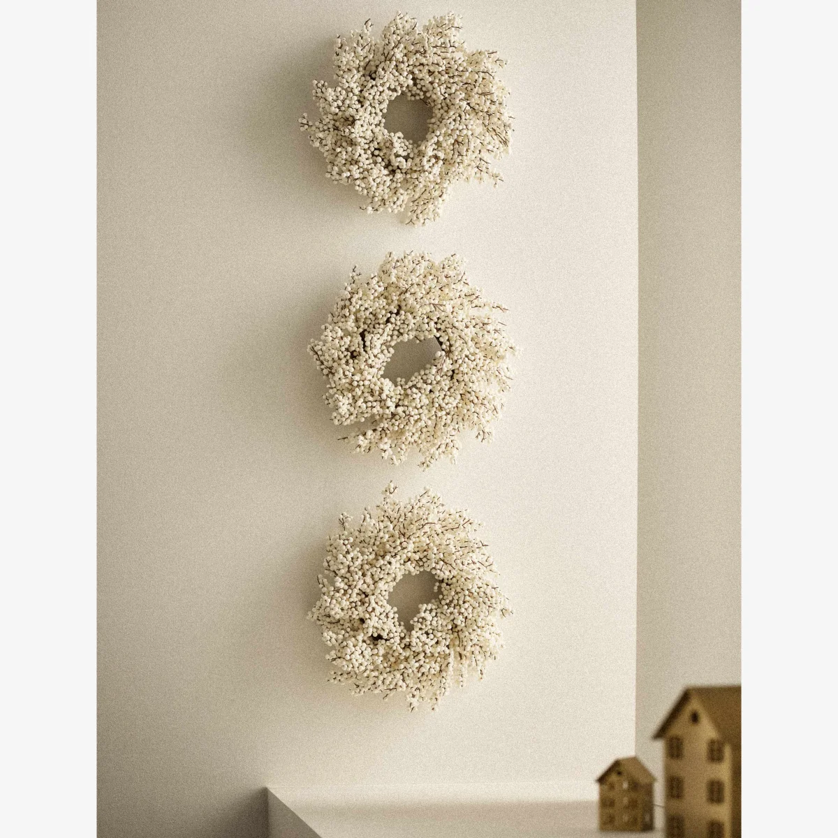 M&S 3 Pack White Berry Wreaths White – image 1