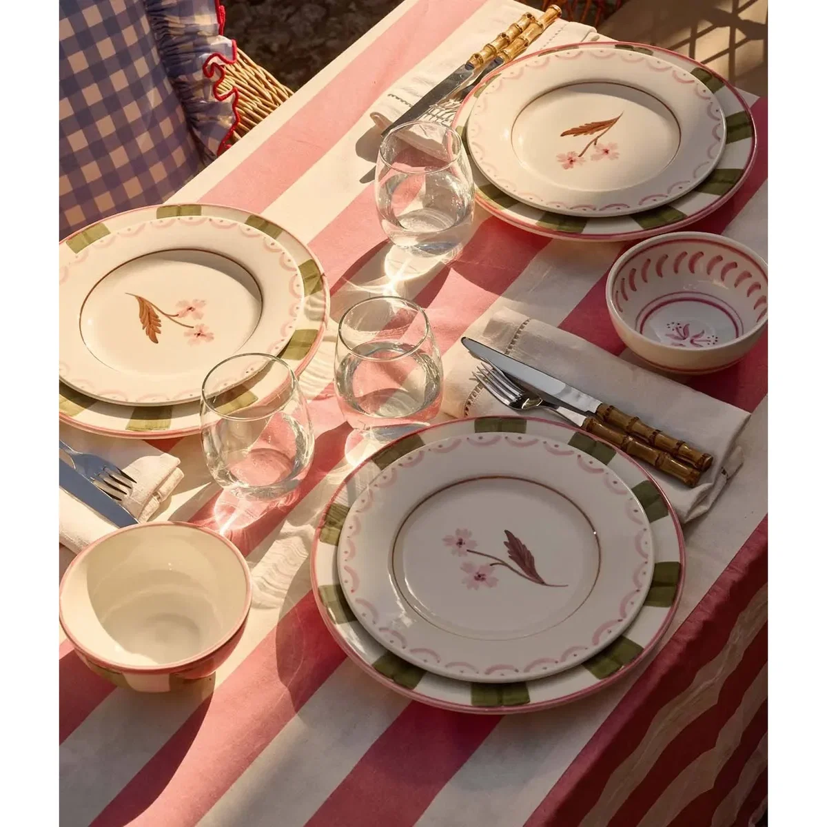 Pick a Poppy Cottage Flower salad plate Light Pink 22 cm – image 3