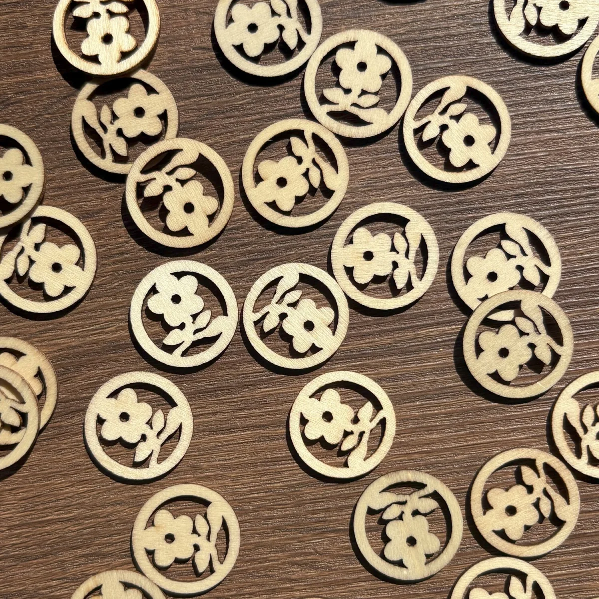 Pack of 50 Wooden Flower Confetti - Brown – image 2