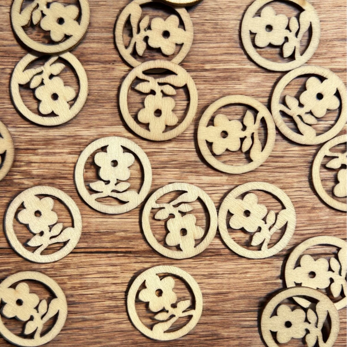 Pack of 50 Wooden Flower Confetti - Brown – image 4