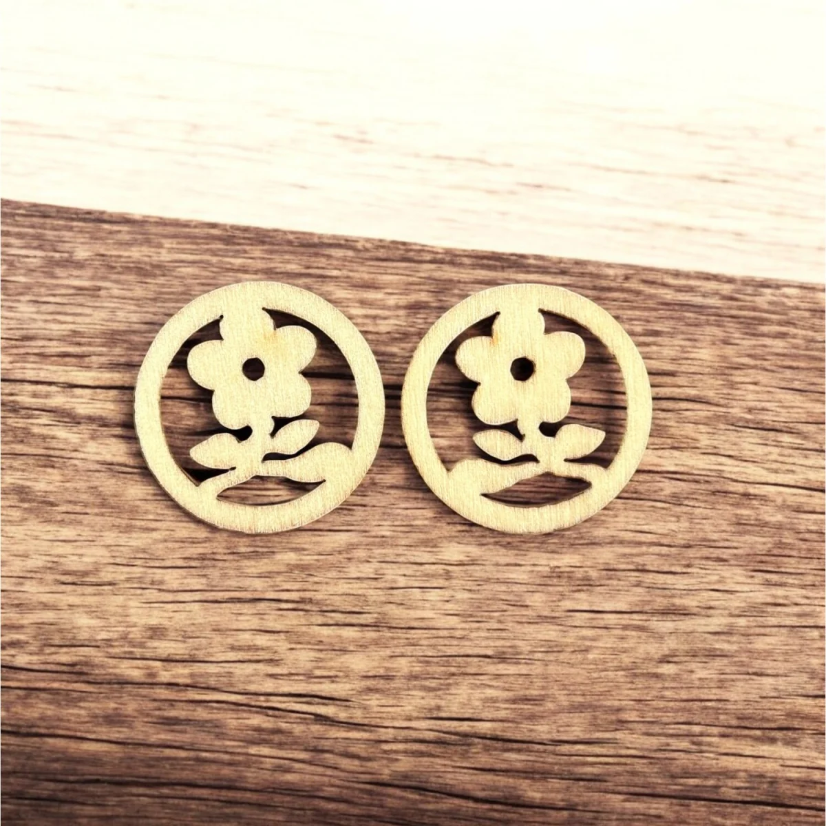 Pack of 50 Wooden Flower Confetti - Brown – image 5