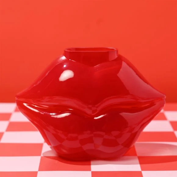 The Feel Good Club Lips Glass Vase – image 1