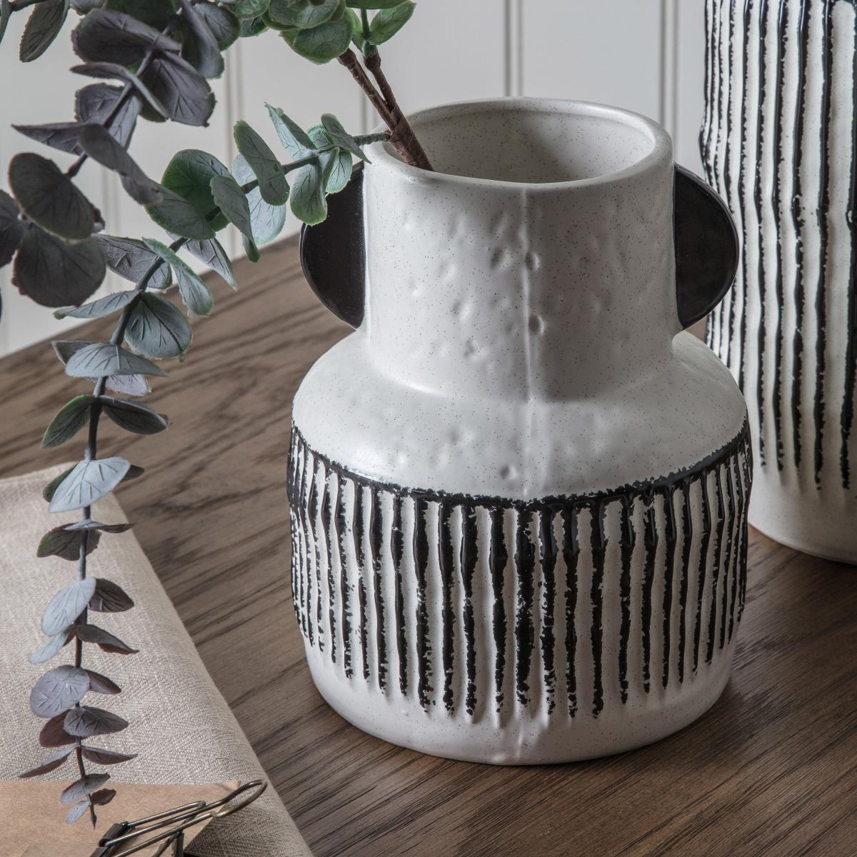 Throwley Vase Small Black and white – image 1