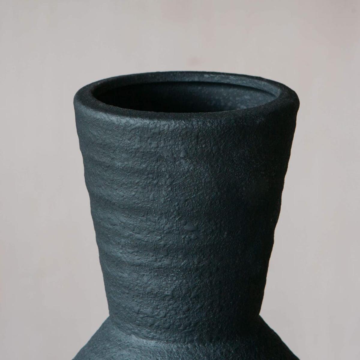 Graham and Green Black Cyrus Vase – image 4