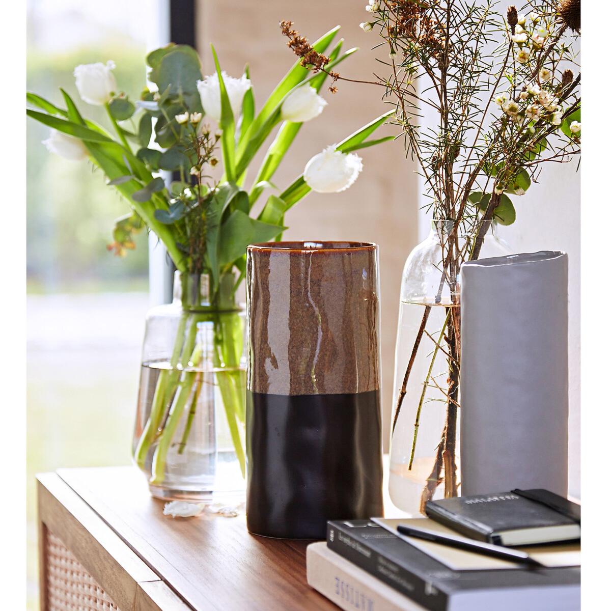 Tamagni 21cm High Coloured Glass Vase – image 8