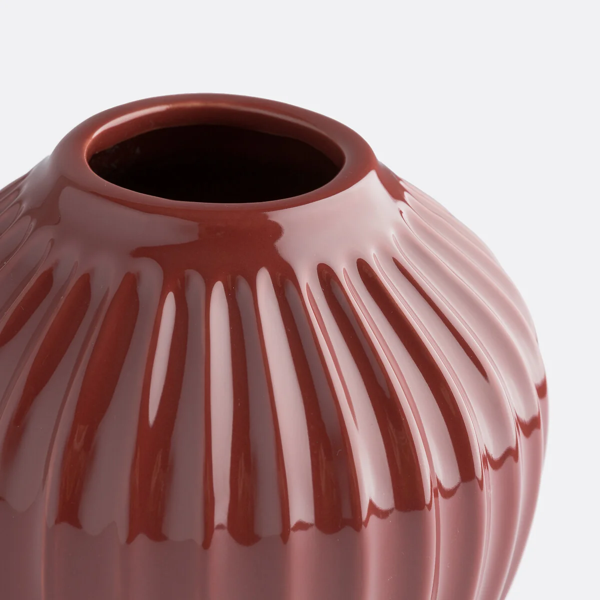Estria 15cm High Grooved Ceramic Vase – image 2