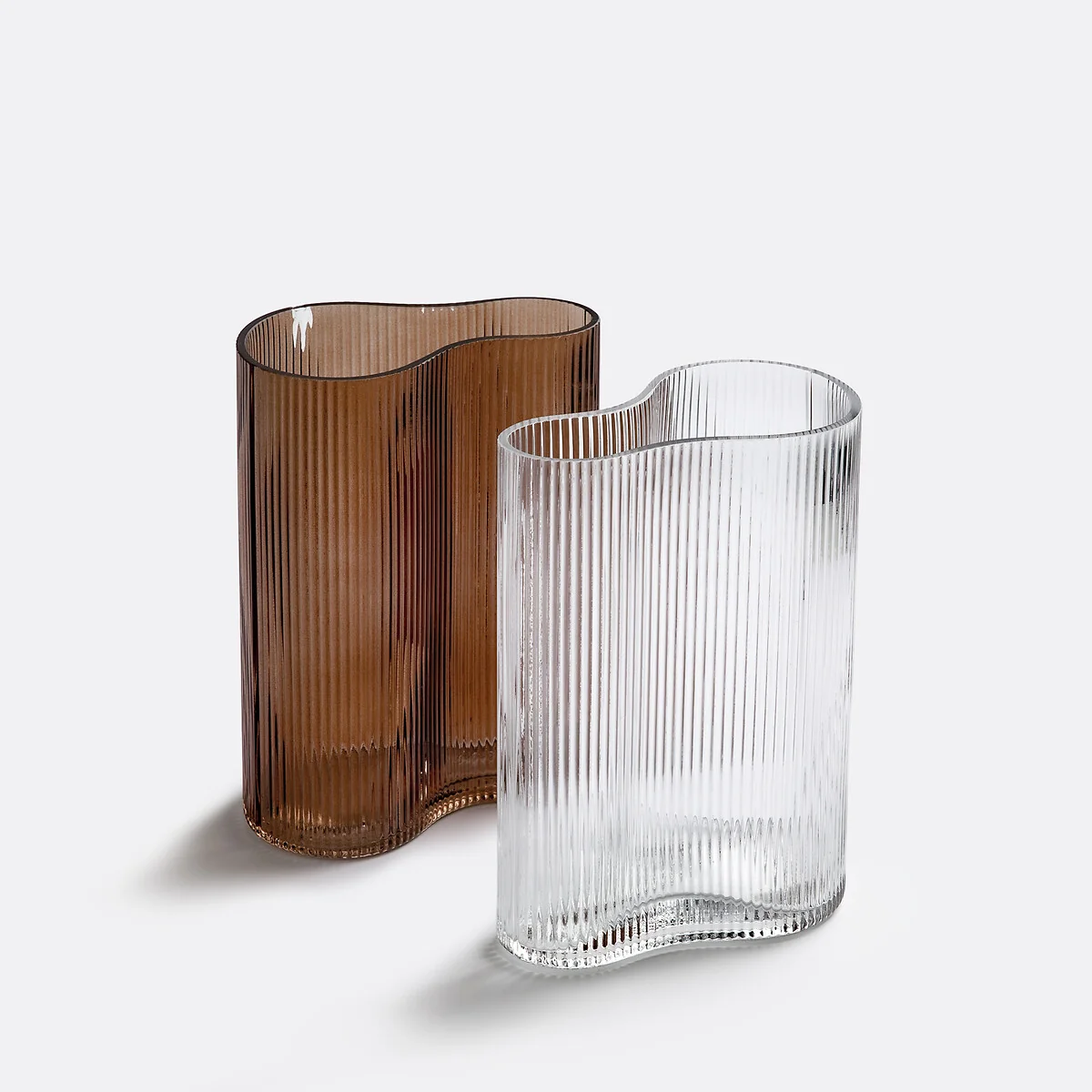 Anija 21cm High Ribbed Smoked Glass Vase – image 4
