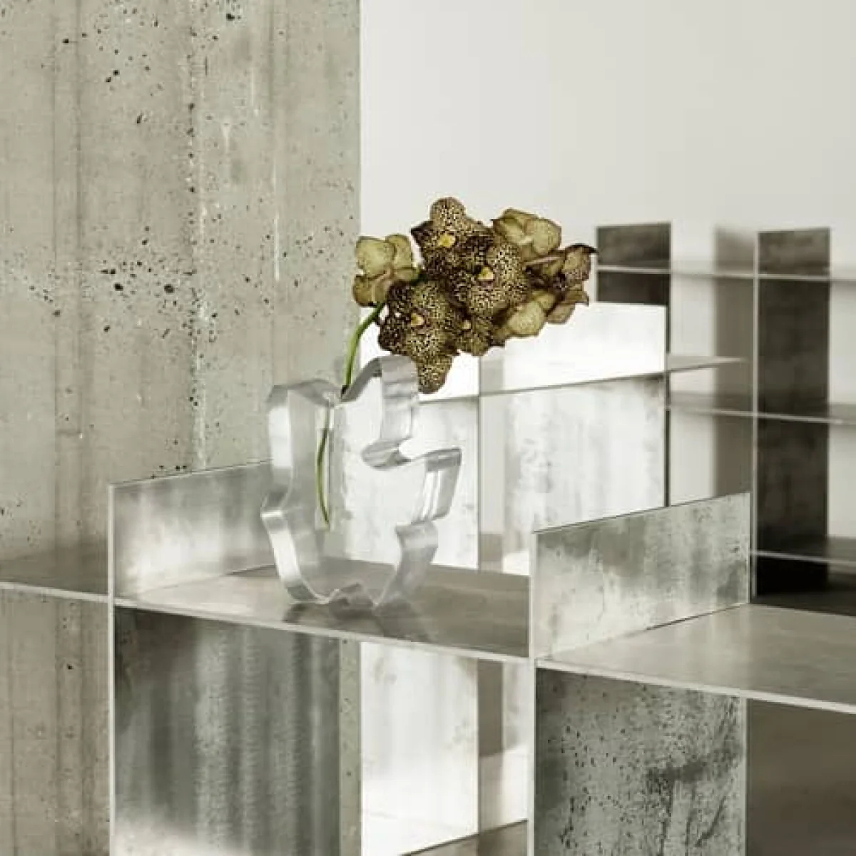 Draw Large Bud vase composite material transparent / Resin - H 28 cm - Normann Copenhagen – image 3