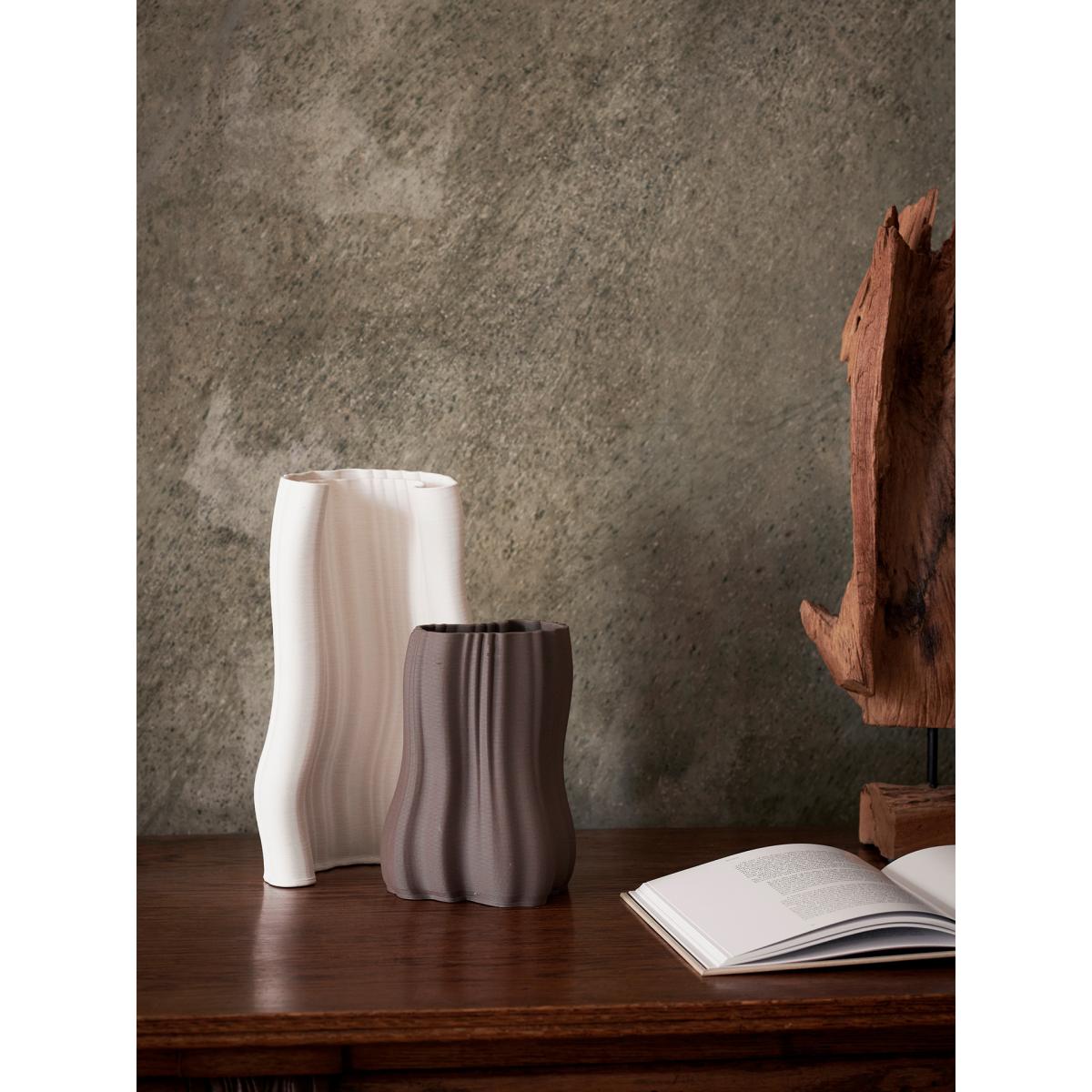ferm LIVING Moire vase 20 cm Anthracite – image 3