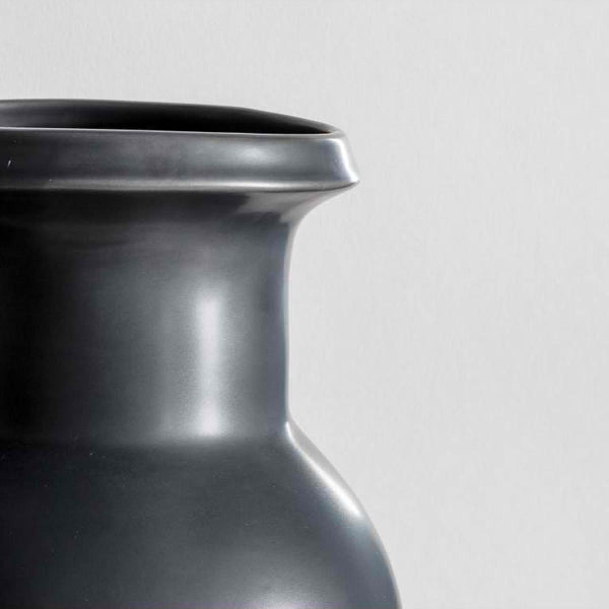 Gallery Interiors Sakida Vase / Black / Large – image 8