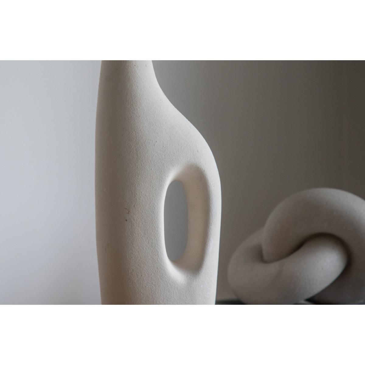 Oro Vase in Sand – image 2