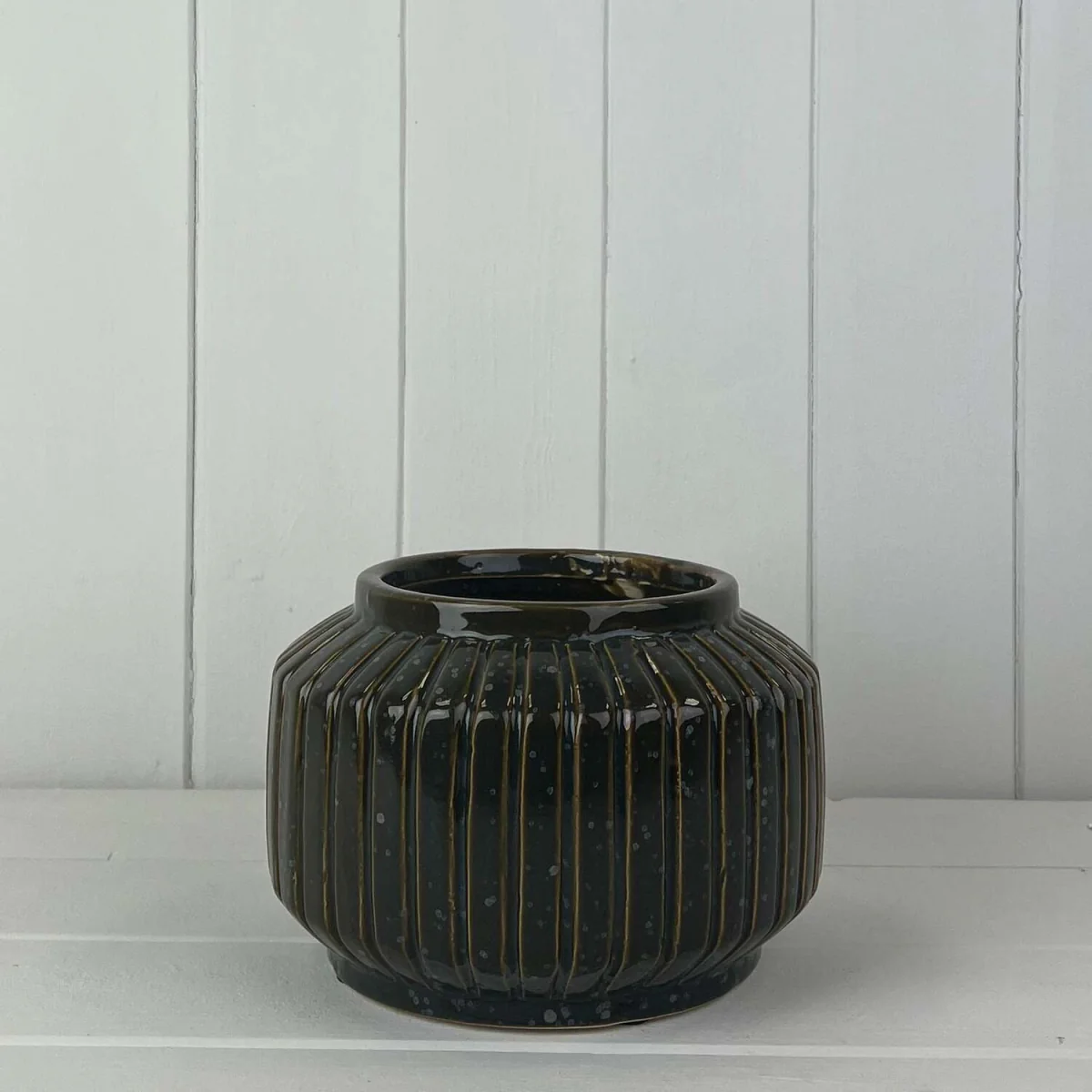 Glossy Vase - Black with gold accents – image 1