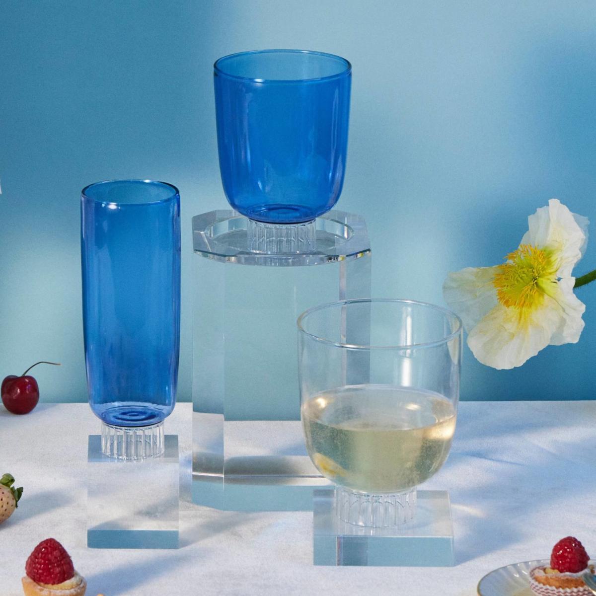 A Set Of Four Stemless Wine Glasses In Cobalt Blue | Sprezz – image 3