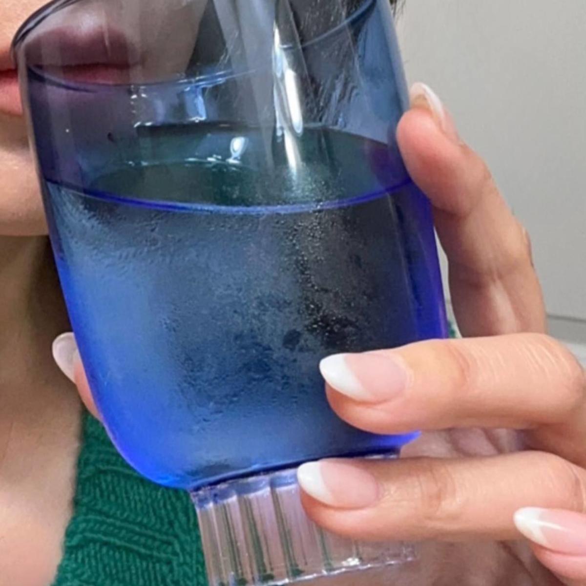A Set Of Four Stemless Wine Glasses In Cobalt Blue | Sprezz – image 4