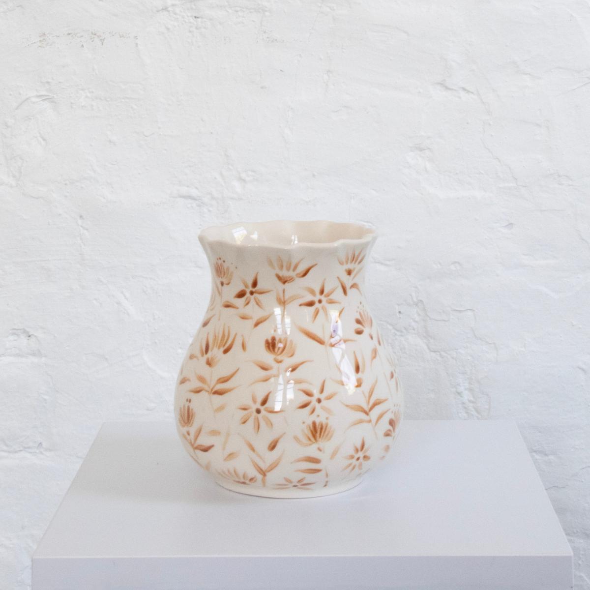 Neutrals / White / Brown Sunburst Floral Short Scallop Vase Autumn Brown Rosanna Corfe – image 3