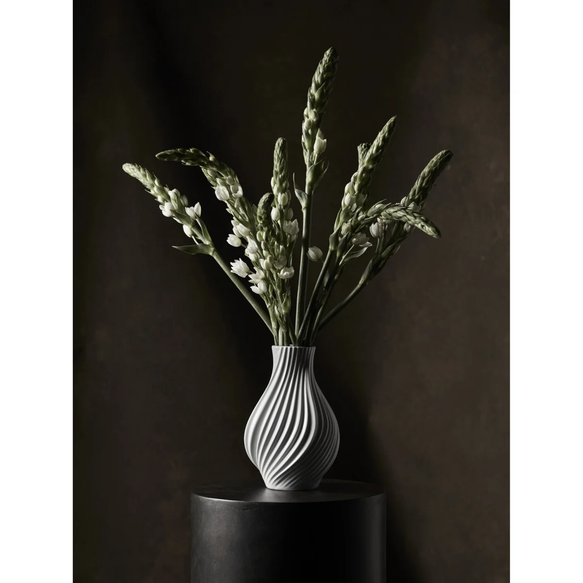 Porcelain Vase Twist, H 18 cm – image 2